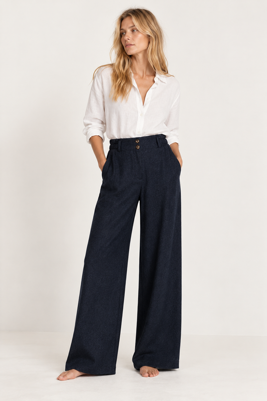 Modelo rubia descalza con Pants Abuela Navy Dusk