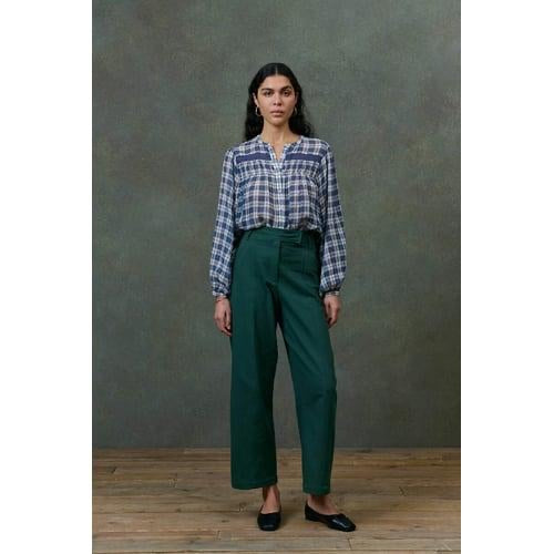 Pants Almosi Emeraude Louise Misha, modelo con camisa de cuadros